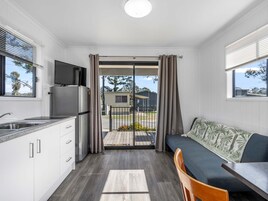 Refrigerador con freezer, microondas, placa de cocina