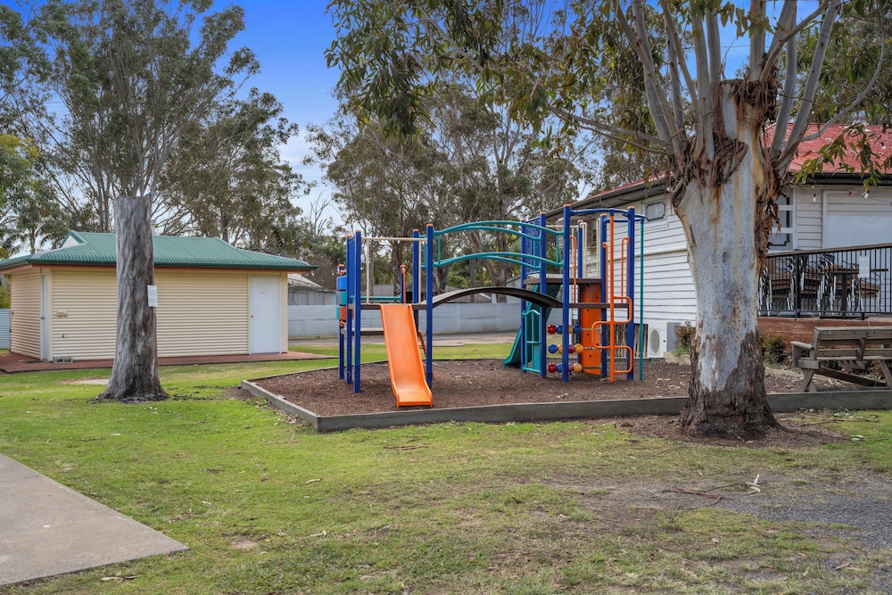 Crows Nest Tourist Park by null