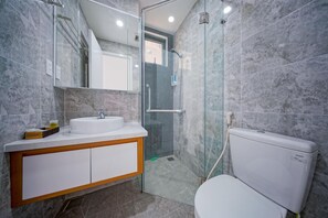 Haartrockner, Hausschuhe, Seife, Shampoo