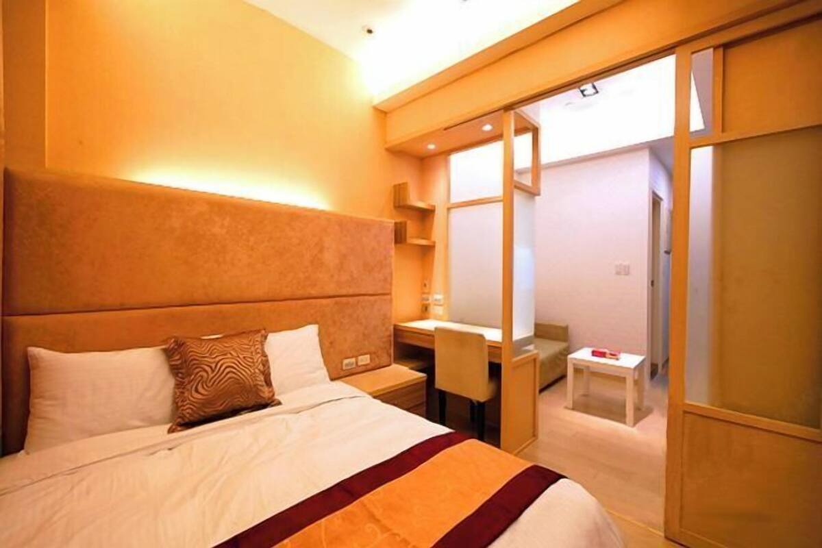 Desk, blackout drapes, WiFi (free), bed sheets
