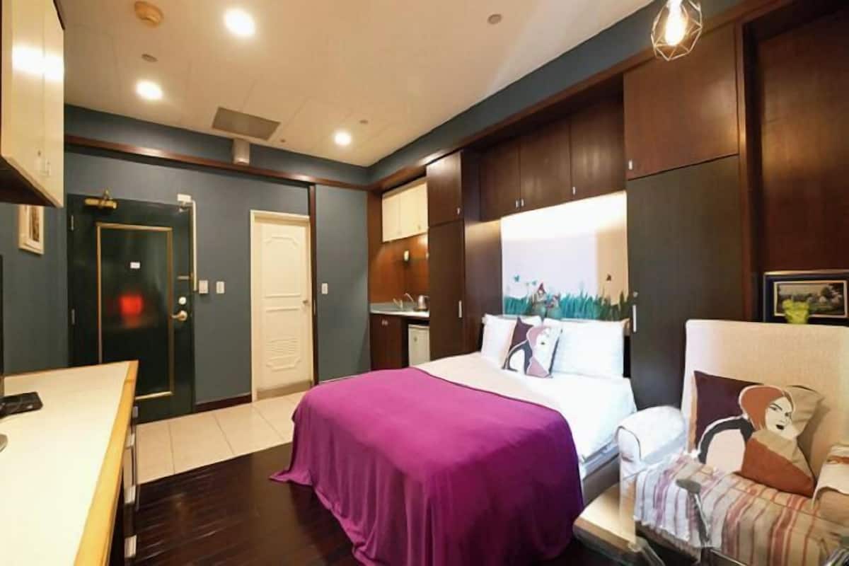 Desk, blackout drapes, rollaway beds, free WiFi