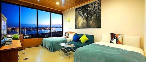 Habitación cuádruple familiar, vista al océano | Escritorio, cortinas blackout, wifi gratis y ropa de cama
