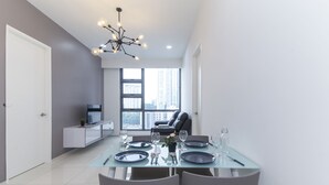 Apartamento clásico, 1 cama doble, no fumadores, vistas a la ciudad | Servicio de comidas en la habitación