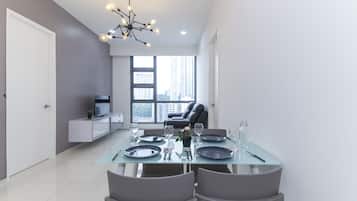 Classic Apartment, 1 Katil Kelamin (Double), Non Smoking, City View | Makan dalam bilik