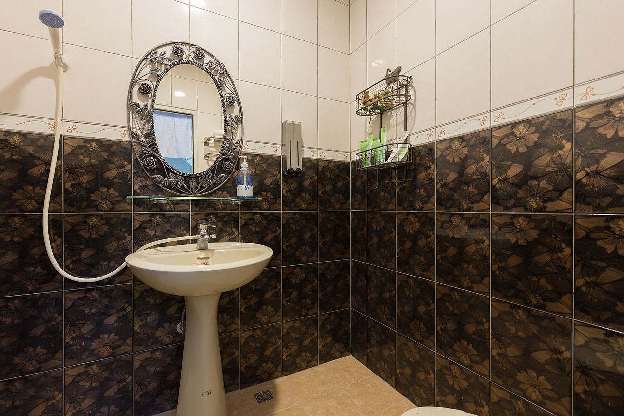 Standard Double Room, 1 Double Bed, Non Smoking | Bathroom | Shower, free toiletries, hair dryer, slippers