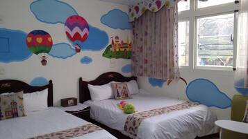 Una habitación con dos camas, una ventana con cortinas y una pared decorada con nubes y globos aerostáticos.
