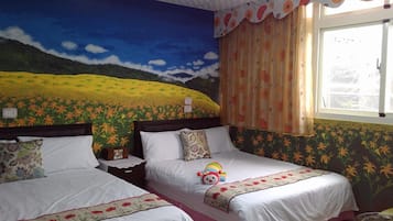 Una habitación con dos camas, papel tapiz floral, un mural de paisaje y una ventana con cortinas.