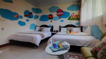 Una habitación con dos camas, una mesita y una silla.