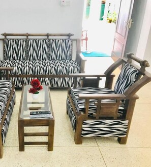 32-inch LED TV with cable channels, TV