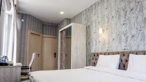 Cortinas blackout, insonorización, wifi gratis y ropa de cama 