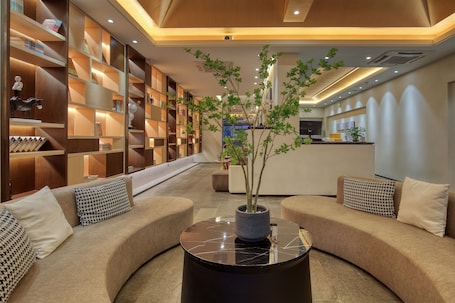 Lobby sitting area. Wing Hotel Guilin- Pedestrian Street