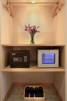 Un depósito de almacenamiento con una radio, un microondas y un cesto de pantuflas.