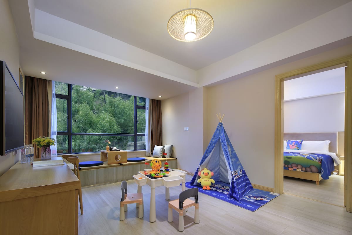 Family Suite | Peralatan tempat tidur premium, meja, ruang kerja komputer riba