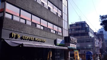 A building with a sign that reads "IT'S COFFEE ROASTERS".