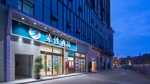 A hotel with a modern facade, large windows, and a prominent sign. - Sucha Hotel Chengdu Ligong Station (Chengdu)