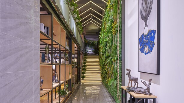 A modern interior with a staircase, green wall, and decorative items. - Sucha Hotel Chengdu Ligong Station (Chengdu)