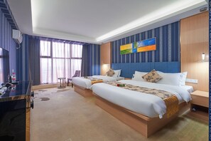 A hotel room with two beds, a desk, and a large window with curtains. - Sucha Hotel Chengdu Ligong Station (Chengdu)