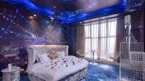 A bedroom with a galaxy-themed ceiling, a bed with a white comforter, and a starry floor. - Sucha Hotel Chengdu Ligong Station (Chengdu)