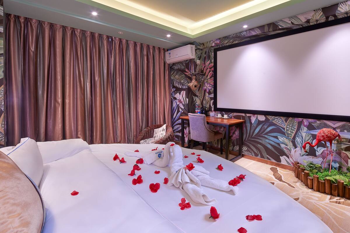 Design Room, 1 Queen Bed(B) | Desk, blackout curtains, free WiFi