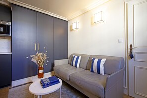 Rom – classic, byutsikt | Oppholdsområde | Flatskjerm-TV