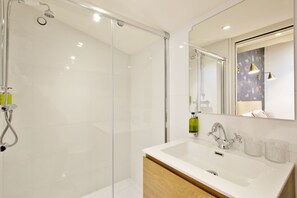 Classic Room, City View | Bathroom | Free toiletries, hair dryer, bathrobes, towels - Villa Segur (Bordeaux)