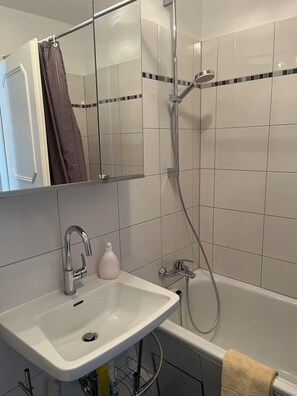 Badewanne, Haartrockner, Handtücher