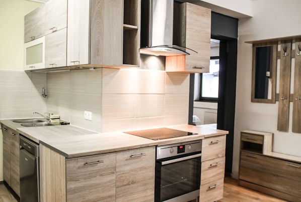 Familienapartment, Bergblick | Eigene Küche | Kühlschrank, Ofen, Herdplatte, Geschirrspüler