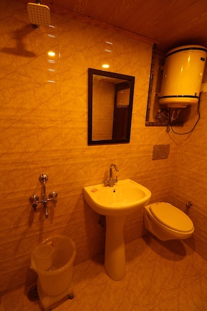 Deluxe Room, 1 Double Bed, Non Smoking | Bathroom | Shower, towels