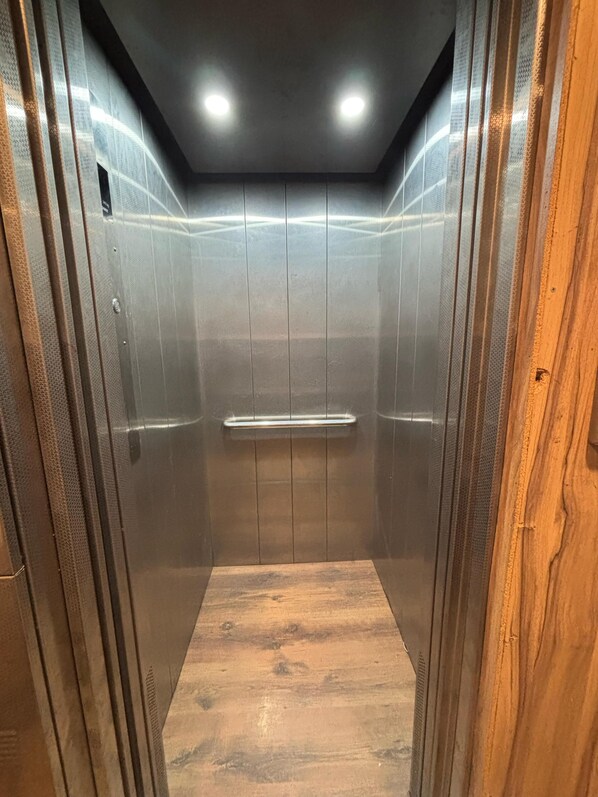 Lift - Lords Grey Deluxe (Shimla)