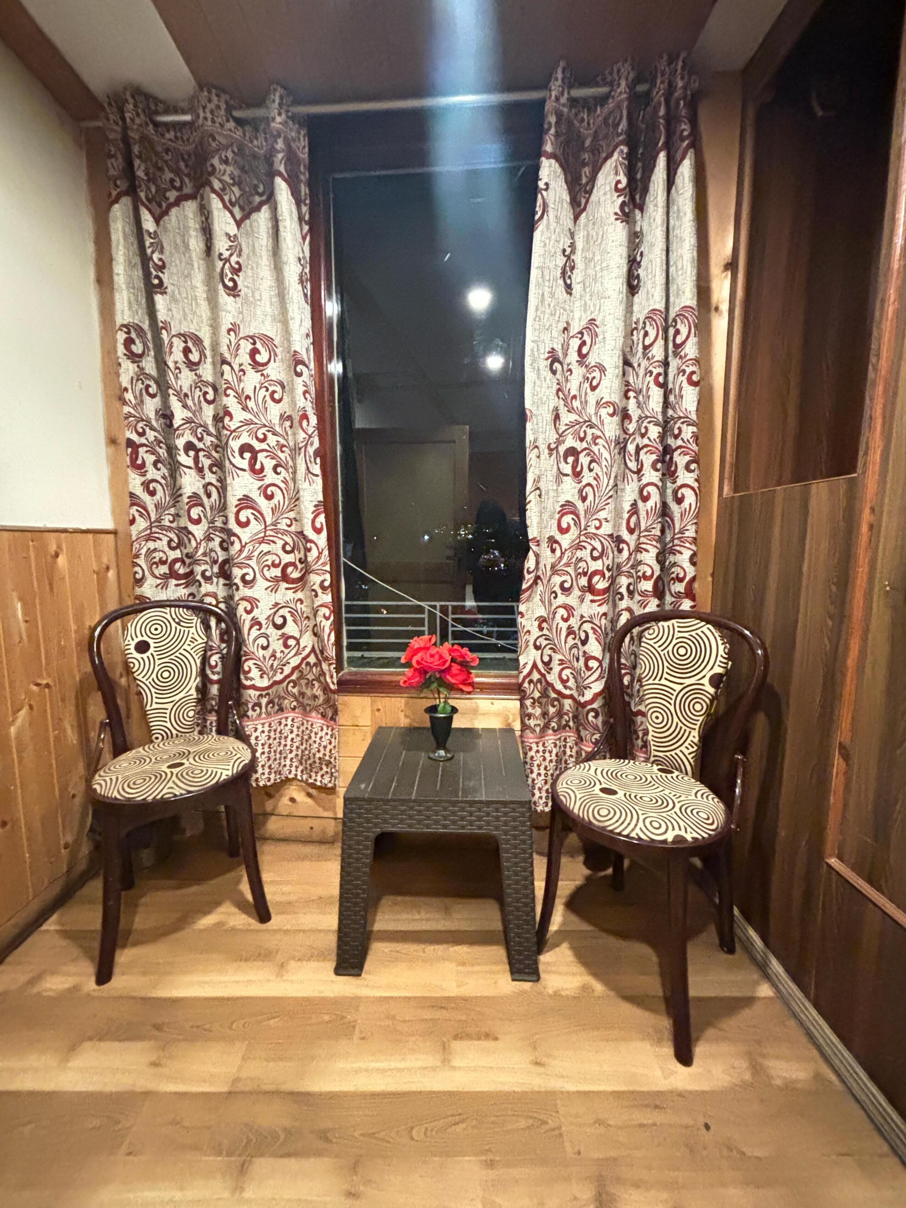 Familienzimmer | Wohnbereich | 32-Zoll-LED-Fernseher mit Satellitenempfang, Fernseher