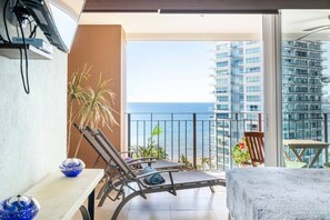 1 habitación, caja de seguridad en la habitación y escritorio