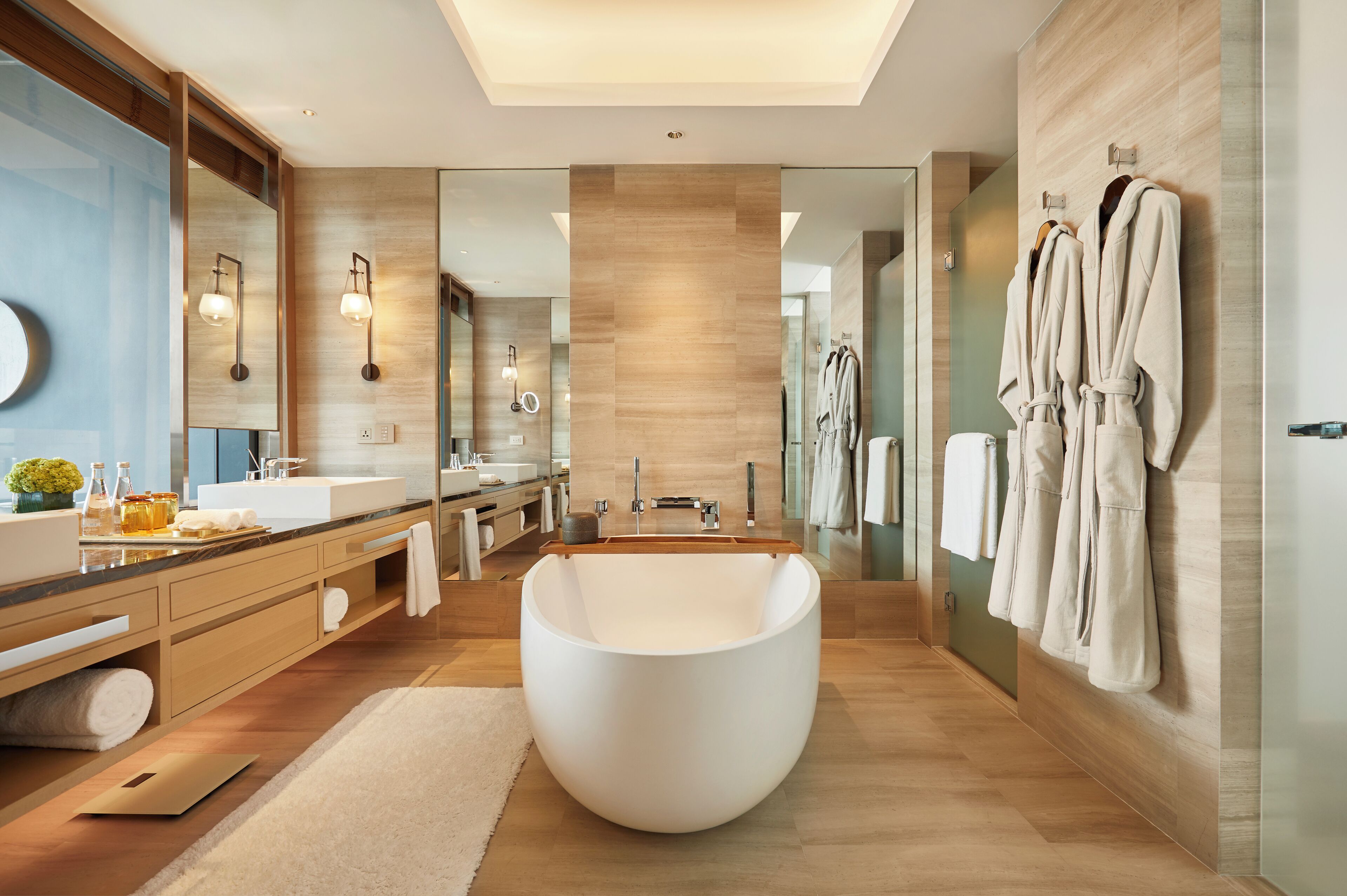 Badewanne und Dusche (separat), Regendusche, Designer-Toilettenartikel