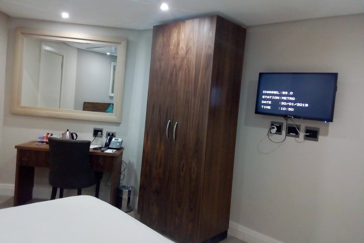Express Budget Room | Caja fuerte, escritorio, tabla de planchar con plancha y wifi gratis