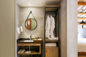 Comfort-værelse - balkon | Badeværelse | Bruser, gratis toiletartikler, hjemmesko