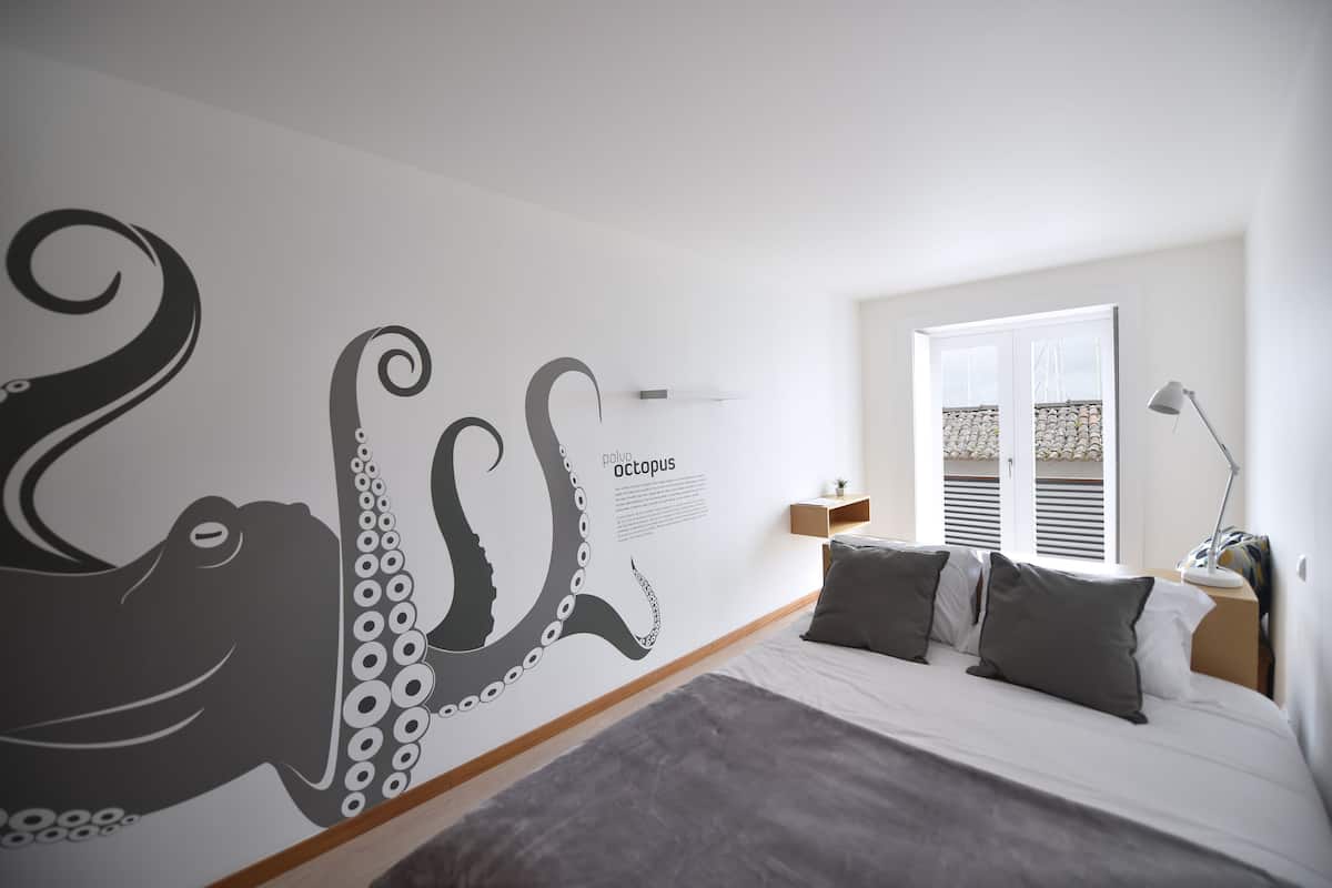 Tweepersoonskamer, 1 tweepersoonsbed, privébadkamer, uitzicht op zee (Octopus) | Verduisterende gordijnen, een strijkplank/strijkijzer, extra bedden