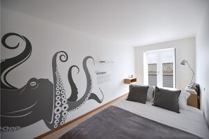 Cortinas blackout y tabla de planchar con plancha 