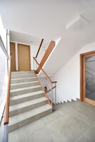 Cortinas blackout y tabla de planchar con plancha 