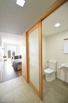 Ducha, artículos de tocador gratuitos, secador de pelo, toallas