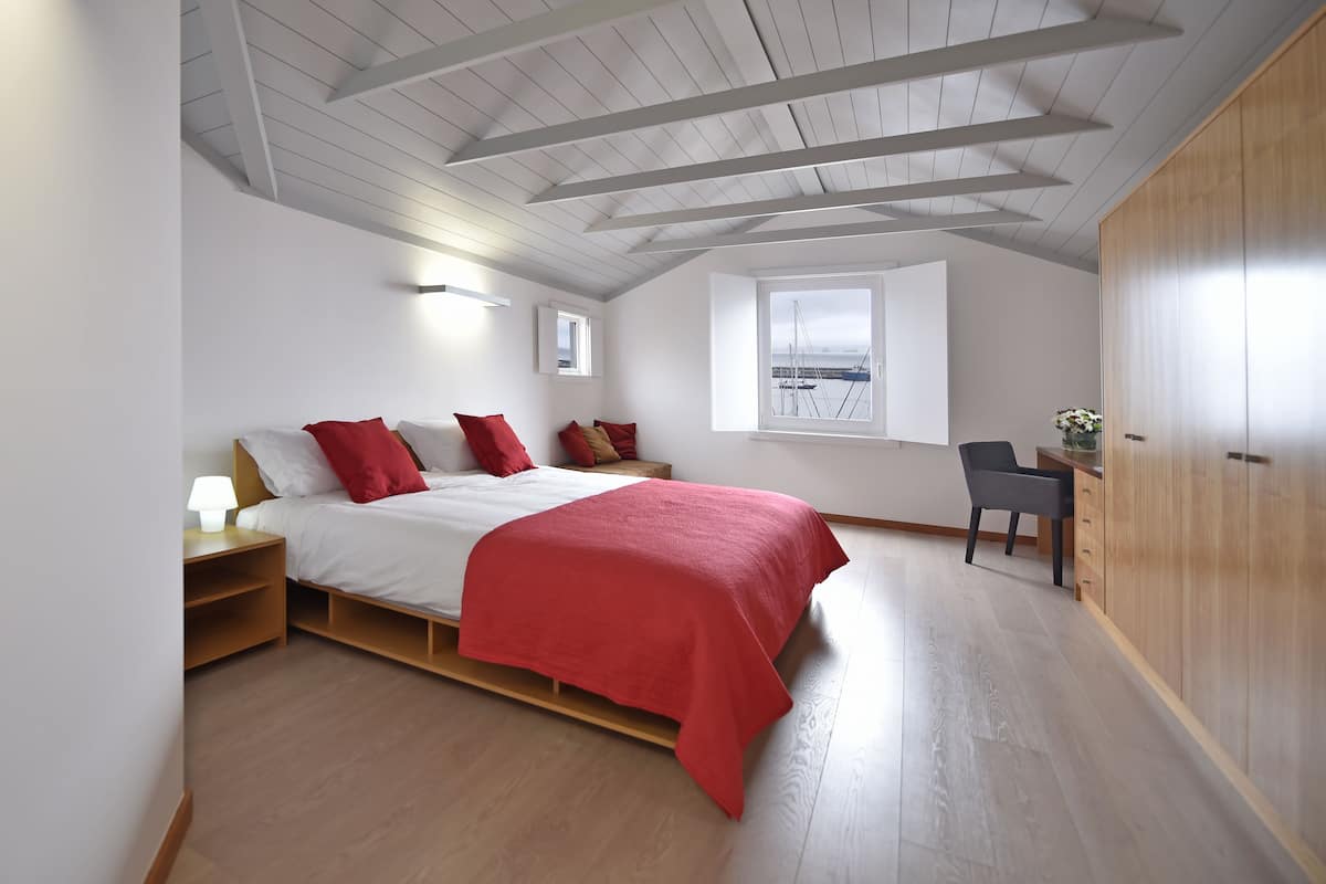 Superior Twin kamer, 3 eenpersoonsbedden, privébadkamer, uitzicht op zee (Tern) | Verduisterende gordijnen, een strijkplank/strijkijzer, extra bedden