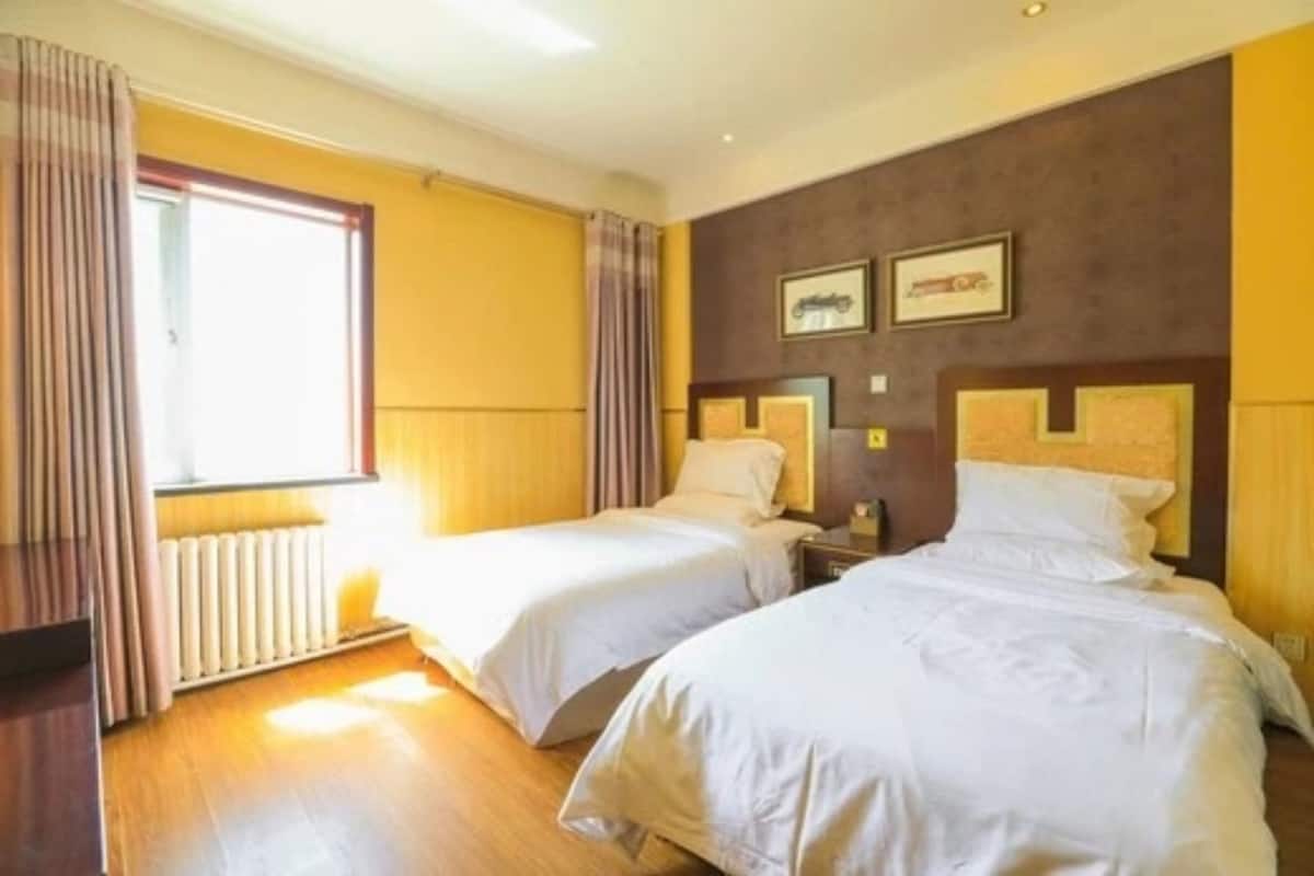 Standard-Zweibettzimmer | Schreibtisch, Verdunkelungsvorhänge, kostenloses WLAN, Bettwäsche