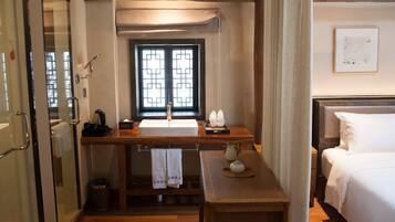 Design Twin Room | Bathroom | Shower, free toiletries, slippers