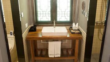 Superior double room | Bathroom | Shower, free toiletries, slippers