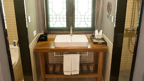 Superior double room | Bathroom | Shower, free toiletries, slippers - Floral Hotel Hangzhou Jiulinjingshe (Hangzhou)