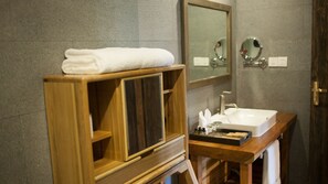 Deluxe Twin Room | Bathroom