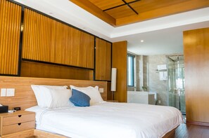 Deluxe Queen Room | Desk, blackout drapes, free WiFi