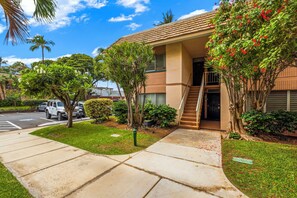 Property grounds - Across From Kamaole 2 Beach, This Concrete Resort Is Maintained Well (Kihei, Maui)