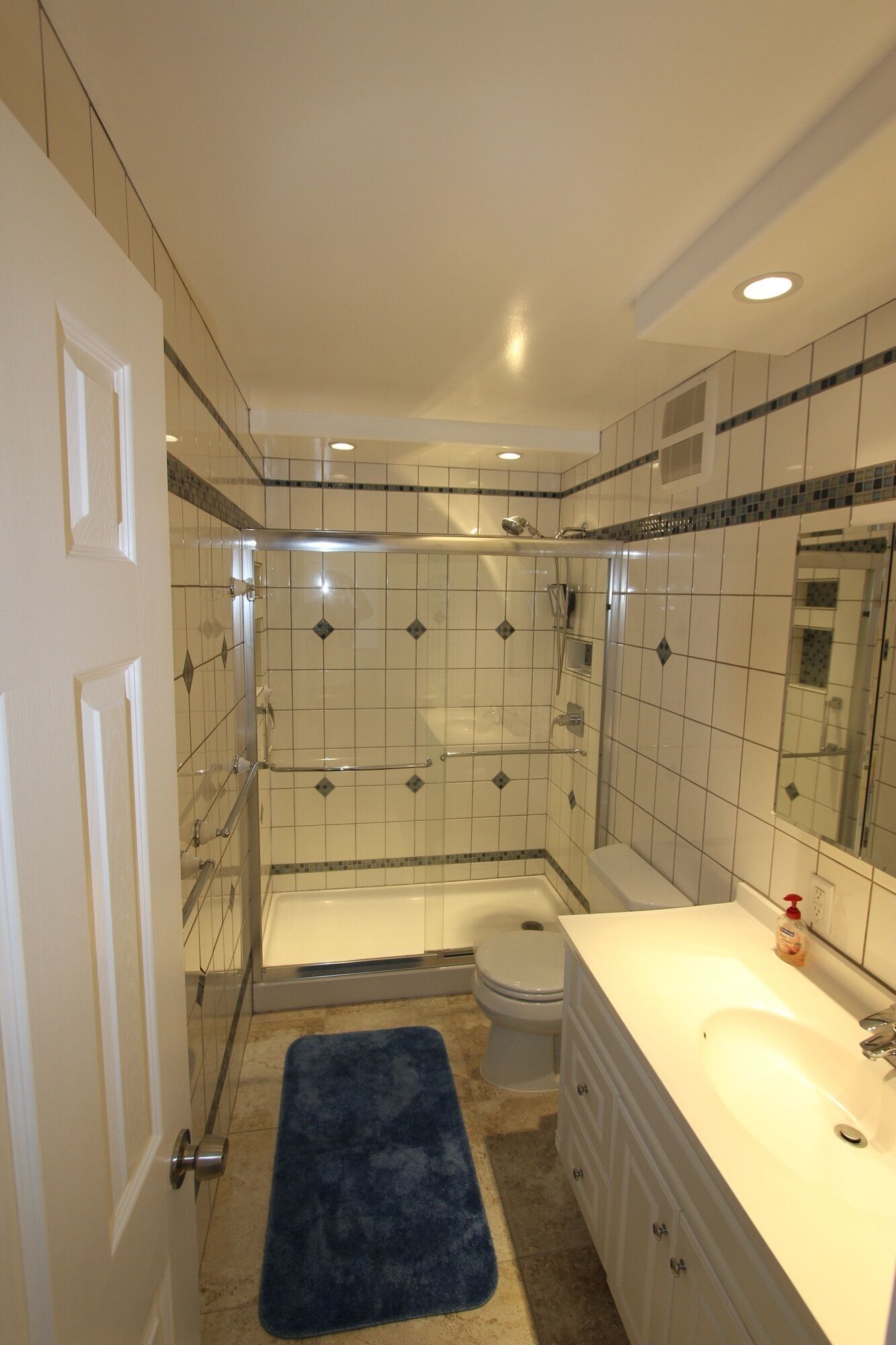 Et badeværelse med badekar, toilet og håndvask.