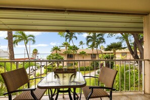 Outdoor dining - Across From Kamaole 2 Beach, This Concrete Resort Is Maintained Well (Kihei, Maui)