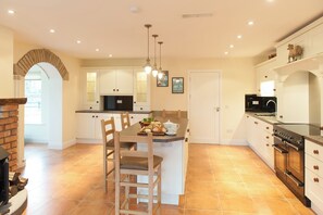 雪櫃、微波爐、焗爐、爐具