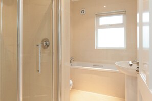 Tina, amenidades de baño ecológicas, secadora de cabello, toallas 